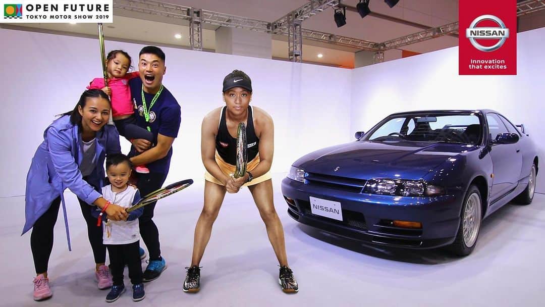 エリナ シルカのインスタグラム：「@naomiosaka game face strong... annnnd there’s us 😂😂 future tennis players in the making?  東京モーターショーで大阪なおみ選手とパシャリ(^^)」
