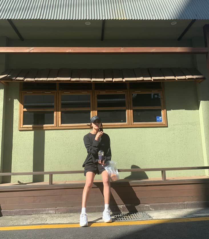 チョン・ユミのインスタグラム：「반바지 이젠 안녕. 😢👋🥶」
