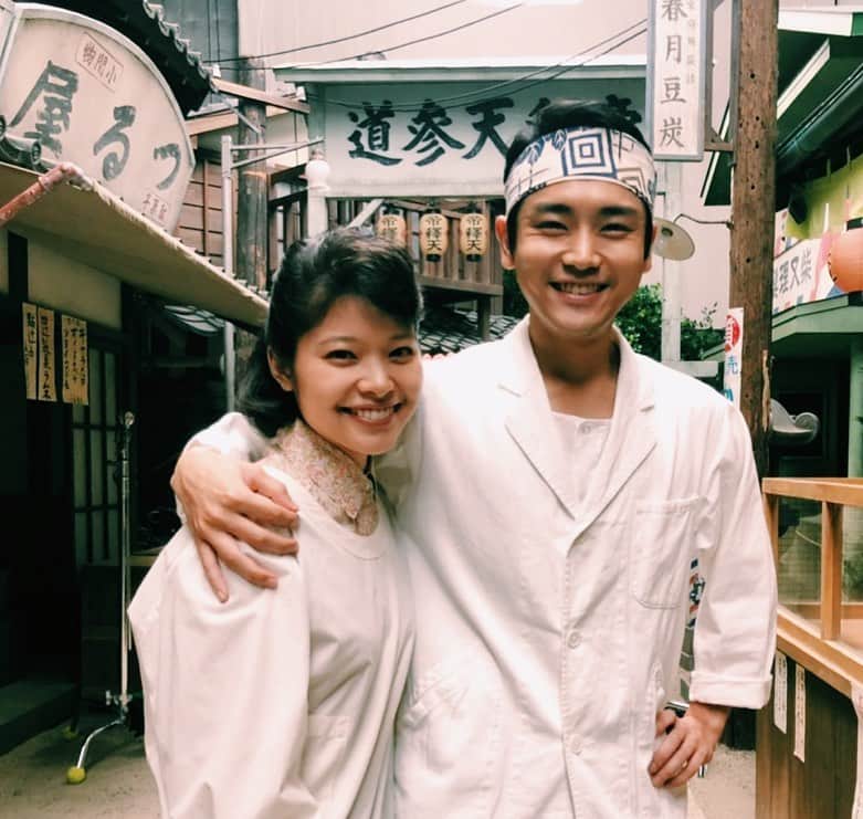岸井ゆきののインスタグラム：「少年寅次郎、第四話 今夜九時です！！ よろしくお願いします🐅💛 くるまやの前で竜造さんと☺️🍡 くるまやの中はいつもみんなこの笑顔。 光子さんと平造さんと竜造さんとつね。寅とさくら。 今までは正吉さんも昭一郎も。 毎日行くのが楽しみで、ここから生活が始まるようで、とても幸せな時間でしたのよ。 今夜もぜひたのしんでください🐅」