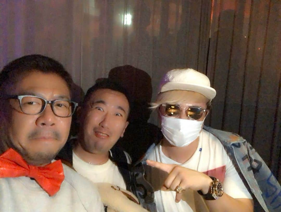 ラファエルさんのインスタグラム写真 - (ラファエルInstagram)「ティーエースさんのライブ行って来た◯  観客の勢い凄くて倒れて運ばれてたる人いた！ ゆっこままはずっと俺の事盗撮してた。  #ティーエース  さん #ティーエースさん楽屋でずっと酒飲んでた #デイジーの下井社長はなんか滑ってた #ゆっこままメンヘラ #ラファエル #時給日本一youtuber  #日本一自由なyoutuber」11月9日 17時09分 - raphaelangel8183