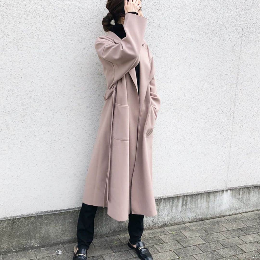 のインスタグラム：「2019,11.9. . 朝晩本当に寒い‪💦‬‪💦‬ @fifth_store の #サイドスリットライトガウンコート  モカなんだけど、少し明るい ピンクベージュみたいな綺麗な色で#高身長 の私でも丈感 問題なし♥️ . 久しぶりのおやすみは 掃除と洗濯したら終わってしまった( ᵕ ᵕ̩̩ ) 明日からまた頑張って働こ . #秋アウター #コート #ママコーデ #ファッション通販 #プチプラ通販 #プチプラコーデ #プチプラ#高身長コーデ #アラフォー#アラフォーコーデ #カジュアル#大人カジュアル #ガウン #fifth#fifthtl #フィフス」