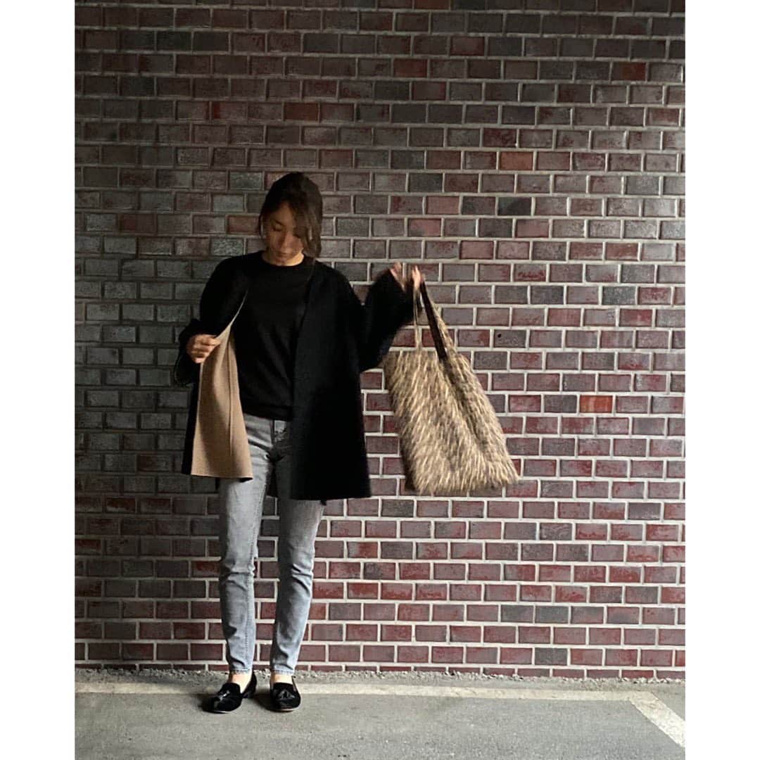 のインスタグラム：「ストーリーに問い合わせがあったので。 . アウターは今期の　@milaowen_official です。リバーシブルで、朝は学校スタイルに羽織ってました。午後はデニム合わせ。本当はベルトもついてます！私は今日は無しできました。 . チラッと見える中のページｭが可愛い😊今度はベージュを表にして着よう！ . #milaowen #shizunascoordinate」