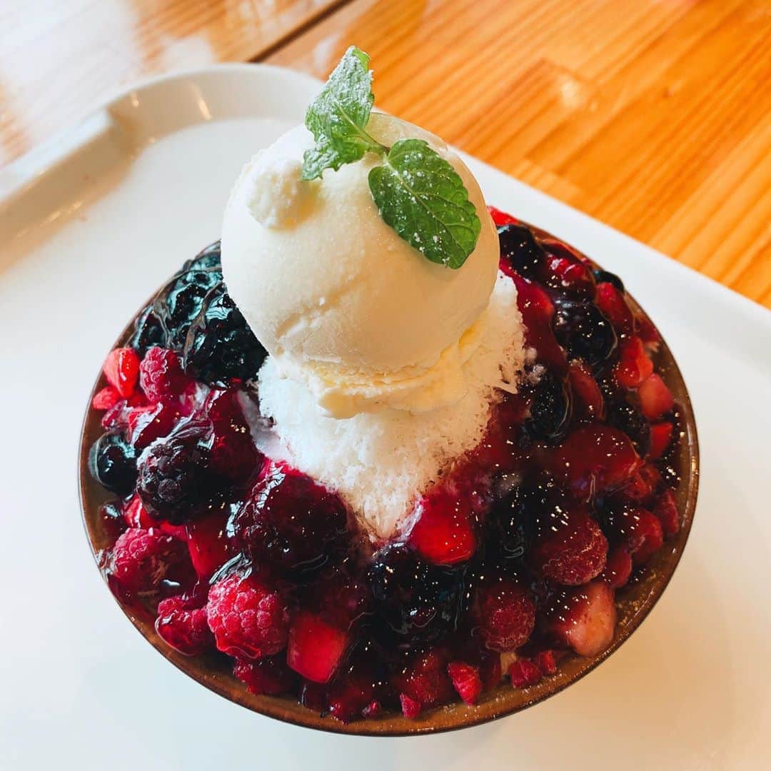 のインスタグラム：「大阪コリアンタウン✨ 鶴橋で美味しいもの沢山食べて幸せ ＊ ＊ ＊ ＊ ＊ #카페#카페스타그램#카페그램#카페투어#인스타카페#예쁜카페#카페추천#카페맛집#카페타임#먹스타그램#맛스타그램#먹방#맛집#인스타푸드#푸드스타그램#コリアンタウン#鶴橋#デザート#カフェ#サロンモデル#サロモ」