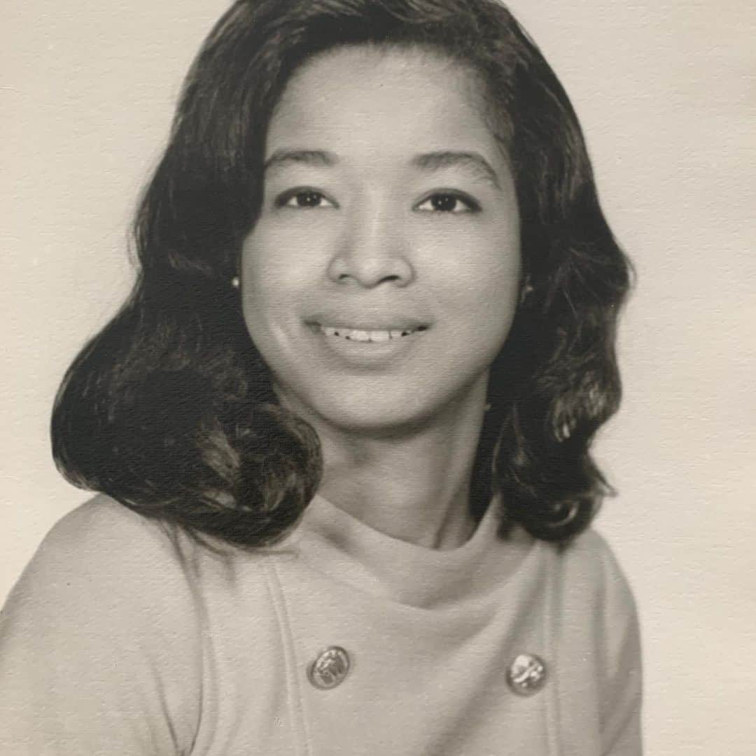 ロッチェル・エイツのインスタグラム：「It’s been 2 years since my mom passed. Reflecting on her life and her unconditional love for me is what brings a smile to my face and also knowing that she was Greatly Loved!! Continue to rest peacefully mommy. Thank you to all of my friends and family who stood by my side during the good and the bad times! You all know who you are! ♥️🙏🏽」