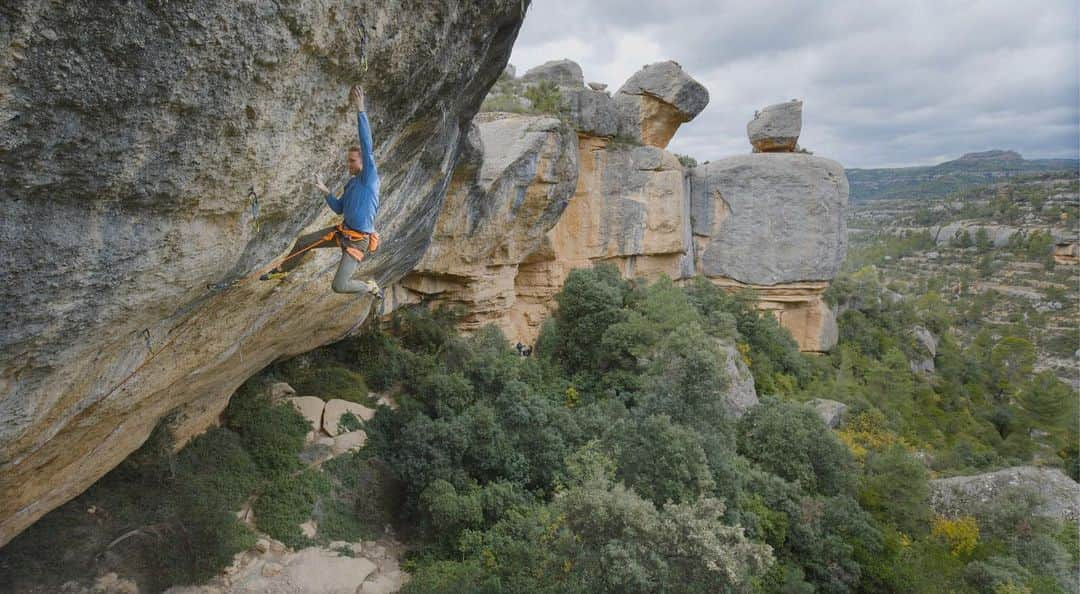 ヤコブ・シューベルトさんのインスタグラム写真 - (ヤコブ・シューベルトInstagram)「PERFECTO MUNDO [9b+]✅ What a day, after failing four times after the crux, two days ago even on the very last hard move above the lip it was an incredible relief to clip the chains of this amazing line today! 3rd ascent after my buddies @alexandermegos and @steghiso 🙌 At the beginning of this year I already had the goal to try sending this route this fall but to do so I told myself I got to qualify for the Olympics already at the WCH in Tokyo. After fulfilling this goal in the summer I rewarded myself to skip the last few Worldcups and focus on Perfecto Mundo instead and it all payed off 🙏🥳 The cherry on top was a quick ascent of Gancho Perfecto [9a/9a+] to end an already perfect day! Thanks a lot to all the great people supporting me at the crag and of course special thanks to my brothers @domen_skofic , @alfons_dornauer and my girlfriend @pumkin_honey 🙏 • Photo by @alpsolut_pictures (It‘s all on film as well!🔥) • #margalef #rockclimbing #9b+ #canitgetanybetter #sopsyched #myinnsbruck @mammut_swiss1862 @lasportivagram @heeressportzentrum @raiffeisen @innsbrucktourism @thecrag_worldwide」11月10日 2時45分 - jakob.schubert