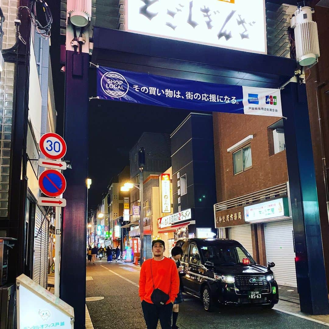 吉田圭佑さんのインスタグラム写真 - (吉田圭佑Instagram)「初めて東京来て住んだ街、戸越銀座に4年ぶりに行った。やっぱりめちゃくちゃええ街やなぁ。バイトしてた店に食べに行ったら知ってる人誰も居なくて一瞬で帰った。 でも、戸越銀座歩いてたら、そこで一緒にバイトしてた女子高生に声かけられて久しぶりに会った。今、22歳で双子の2歳の子供がいるねんて！ 人生って面白いね！  # 戸越銀座」11月10日 3時33分 - aprdksk
