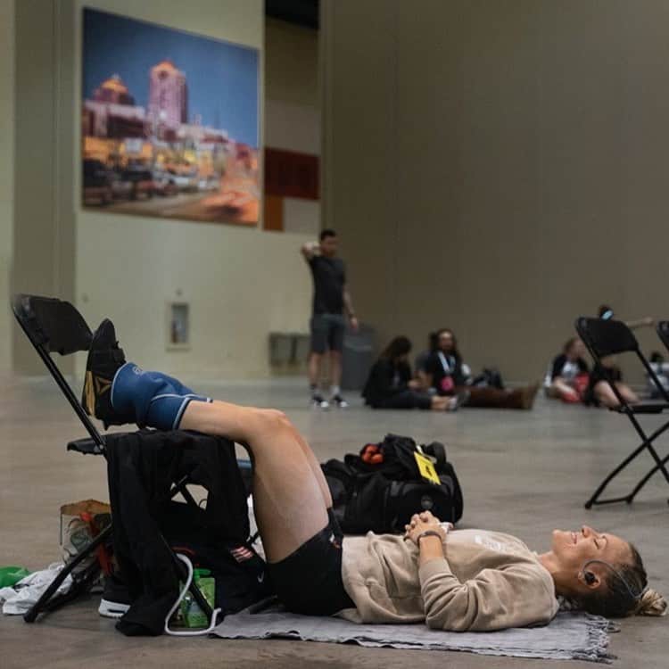 モーガン・キングのインスタグラム：「I started my meditation practice six months before Olympic Trials in 2016. I was exposed to it through my yoga practice many moons ago and thought my visualization routine before bed was similar. • It wasn’t until I was able to separate the two and realized quieting the mind is something much more powerful for me. While I am always struggling with this through sport and life, I find I’m able to find moments throughout the day where I feel a sense of pure love of life. This was one of the more stressful competition I’ve had. • I am thankful to come back to meditation over and over again. I am reminded of this beautiful life I lead in moments of silence.」
