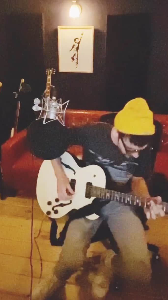 マシュー・カマのインスタグラム：「I recorded a cover of my favorite @sadgirlsloan song before we hit the road with her. Humbled to see her play this every night 🖤🖤🖤」