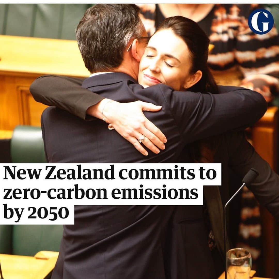 マギー・グレイスのインスタグラム：「🌻Finally some good news this week, yet again from small but mighty NZ! Way to go!! This is how to respond to our shared, incredibly urgent situation - spelled out so clearly again this week by the #biosciencejournal Climate Emergency declaration— signed by more than 11000 scientists from 153 countries!— and seeing it sure brightened my day (especially on the heels of the reckless withdrawal of the US from the Paris agreement 😔) 📷: AP/Nick Perry #climatejustice #parisagreement #thisisnotadrill #nzleadership #climateemergency」