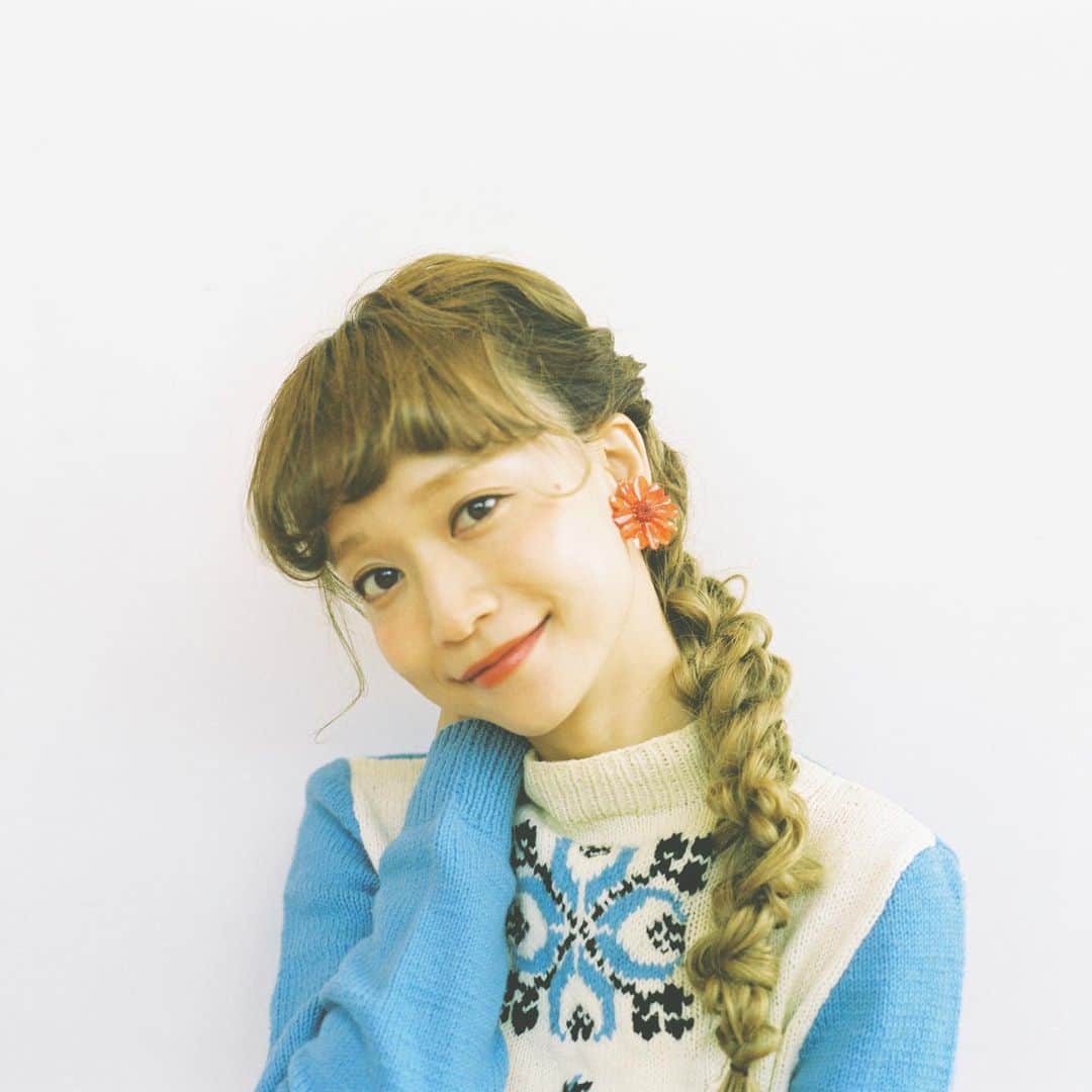 waco⭐️CHACOのインスタグラム：「CHACO  x タカハシマイコラボアクセサリー好評受注受付中😆 本当にたくさんのご注文誠にありがとうございます🙏✨ 受注販売は11日の21時までご注文承ります。 まいちゃん手書きのポストカードやステッカーもついて、さらに納品が12月中旬のため無料にてクリスマスラッピングでお届けします❣️ 追加生産予定はありませんので気になる方は是非お早めに🎁」