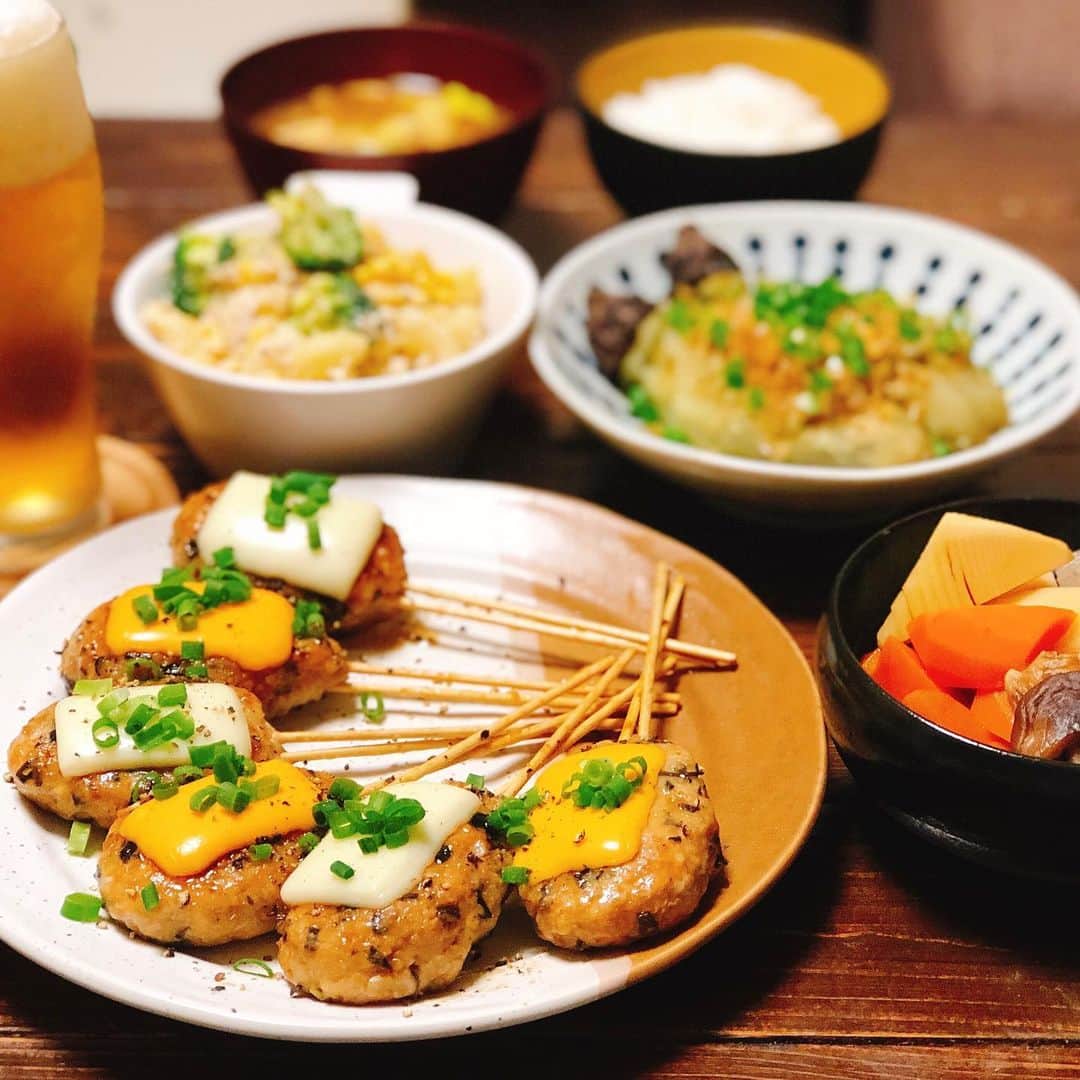 ゆうきさんのインスタグラム写真 - (ゆうきInstagram)「先日の晩ごはん献立。 メインのおつまみは、 チーズつくね。  コリコリ食感とチーズがやみつきで、お酒に合います！ ✏︎レシピ動画はこちら⬇︎ #yuukitohikariコリコリチーズつくねレシピ動画 ・ ・ 副菜には、 焼きなすに、煮物。 ・ マカロニサラダ。 具材は、 水気を切ったコーン缶と ツナ缶。 茹でブロッコリーもしっかりと水気を切って、 茹でたマカロニと混ぜ合わせます。 味付けは、 マヨネーズと塩、粗挽き黒胡椒です。 ・ ・ ・ #晩ごはん#夜ご飯#夕食#おうちごはん#レシピ#簡単レシピ#献立#和食#おつまみ#マカロニメイト#フーディーテーブル  #dinner#japanesefood#foodpic#yummy」11月9日 19時06分 - yuukitohikari