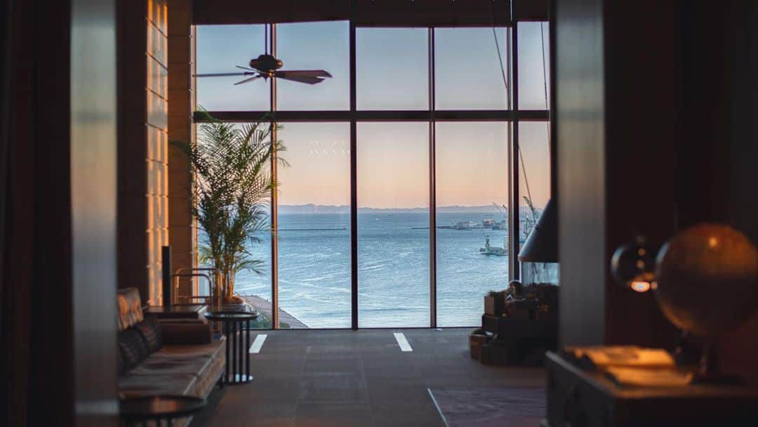のインスタグラム：「. 秋の夕暮れ . Next time you stop by, don't forget to stay for an Autumn sunset. _ #magicalmoments #frommywindow #神戸 #omotenashihotels #orientalhotelkobe #orientalhotel #オリエンタルホテル #オリエンタルホテル旧居留地 #旧居留地」