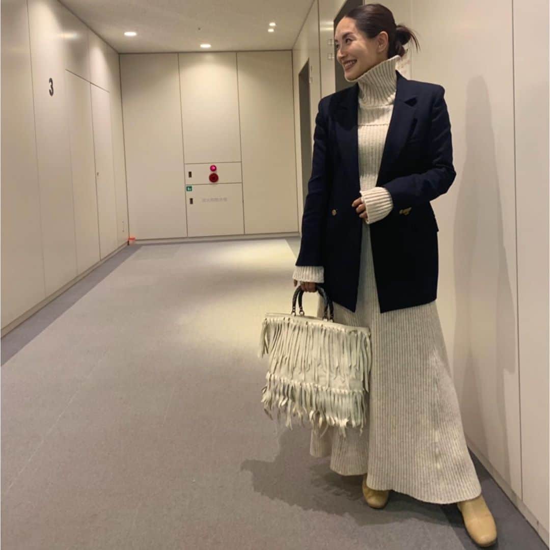 亀恭子のインスタグラム：「Navy on beige . . and エルボーパッチ。 . . today's… #fashion #ootd #kkstyle #tokyo #kamescloset #jacket #cabana #onepiece #inscrire #bag #bottegaveneta #shoes  #maryamnassirzadeh #autumn #workday」
