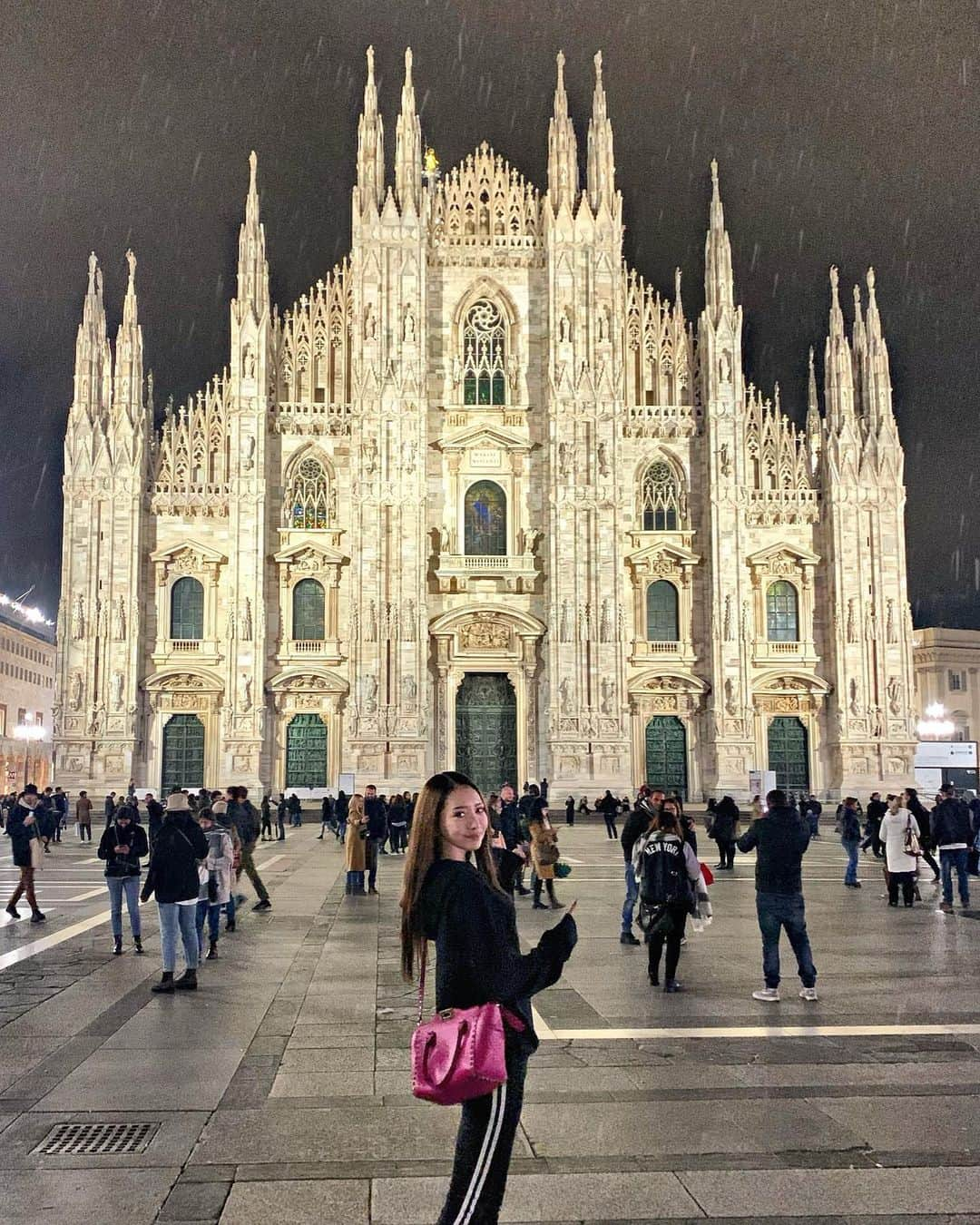 伊東亜梨沙さんのインスタグラム写真 - (伊東亜梨沙Instagram)「I'm in Milano🇮🇹 . 空港着いてそのままミラノ大聖堂に直行したからすっぴんだる着のままだけど気にしないでください。笑 . . #piazzadelduomo #milano #ミラノ #italia #イタリア #イタリア旅行 #ミラノ大聖堂 #ありさtravel #タビジョ #trip #travel #🇮🇹 #ヨーロッパ旅行 #ヨーロッパ #ヨーロッパ旅」11月9日 19時10分 - arisa__917m