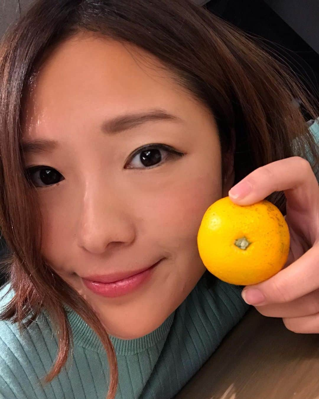 斉藤花奈のインスタグラム：「和歌山の、しらゆき農園さんから美味しいみかんが🍊❤️ いよいよこの時期になったのね🥰 静岡に住んでたからみかんが恋しくて仕方ない笑  この時期のみかん！既に甘さがぎゅっと詰まってておいしかった☺️ #みかん  #甘い #しらゆき農園 #断面萌え #和歌山 #和歌山みかん」