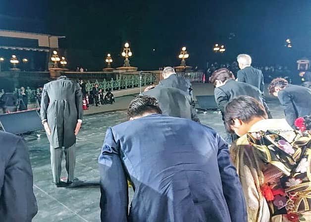 のインスタグラム：「#安倍総理 からの#メッセージ ✍️ 天皇皇后両陛下のお出ましを仰ぎ、皇居前広場に数多くの皆様が集まり、天皇陛下の御即位をお祝いする国民祭典が開催されました。 #辻井伸行 さんのピアノ、#嵐 の皆さんの歌唱により披露された奉祝曲とともに、国民の皆様と心を一つにして、天皇陛下の御即位や新しい時代の輝かしい幕開けをお祝いいたしました。 @shinzoabe」
