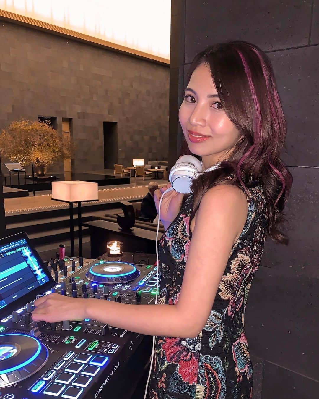 のインスタグラム：「先日のパーティーで♡ PAF 1-day hair tintのピンクを使って髪色を少し華やかにしてみました🥰🎈. . 発色がとっても良くて、つけるのも簡単！ (2枚目の動画を見てみて👉) ウォータープルーフなので、汗とかお水にも濡れても強いみたい😳😳！ ライブやフェスでもつけたら目立つアイテムになりそうでとっても気に入りました🌟. . 最近黒髪にしてヘアカラーを落ち着かせてしまったんだけど、 シャンプーで落とせるので、1日だけヘアチェンジしたいって時にぴったりで、これから沢山愛用しそう♥️♥️. . 今なら公式Instagram @paf_official_jp でキャンペーンも行ってるので是非チェックしてみてね😘！ . #PAF_AD #パフチェン #PAF #ヘアアレンジ #ヘアカラー #メイクアップ #dj #djing #party #partyhair #haircolor」
