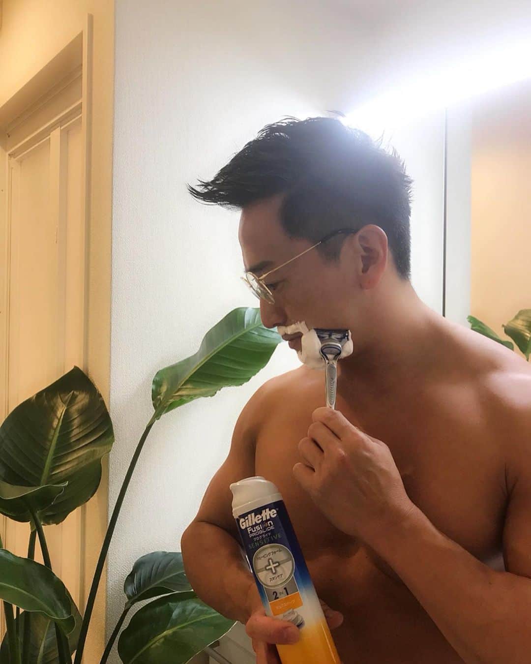 Tadashi Itoのインスタグラム：「🧔🏽 ・ ・ 新製品のジレットスキンガード✨ ・ ・ 肌にやさしくて剃り心地抜群😌👌🏽 ・ ・ 『ジレットやさしさチャレンジ』キャンペーン中✔️🤔 ・ ・ ジレットスキンガードを使用して自身の髭をカッコよく剃ってる様子の動画をハッシュタグと共にSNSに投稿した人の中から1名様が、CM出演権のチャンスが得られるキャンペーン🙄☝🏽 ・ ・ さらに抽選で100名様に1万円分のQuoカードが当たります🎉 ・ ・ プロフィールにこのキャンペーンのURLを貼っているので是非チェックしてみて✔️☺️ ・ ・ ・ #ジレットやさしさチャレンジ  #ジレットスキンガード #ジレット #SponsoredbyPandG」