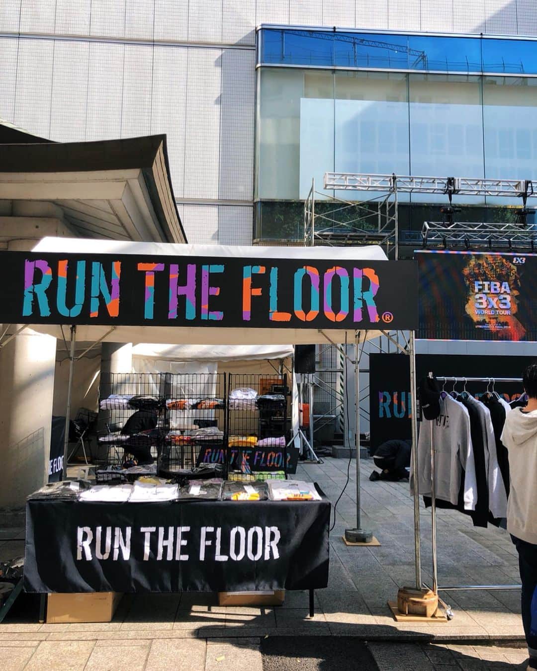 RUN THE FLOORのインスタグラム：「Thank you Utsunomiya!! @fiba @fiba3x3  FIBA World Tour Utsunomiya Final “RUNTHEFLOORブース”🔥 東京2020オリンピックの公式種目となった3人制バスケットボール競技「3x3」シーズン世界チャンピオンを決めるビックイベントだった2日間、RUNTHEFLOORでは多くの人たちにバスケットボールに触れて頂くために、世界一のフリースタイルバスケットボーラー @bug_bug_bug のパフォーマンス&クリニックや @utsunomiyabrex_official の選手をゲストに招いてのパブリックビューイングイベントを始め、様々なコンテンツを展開させて頂きました🔥🔥🔥 足を運んで頂いた皆様、関係者各位の皆様ご協力頂きありがとうございました🙏🏼　#RunTheFloor #RTF #fiba3x3 #3x3wt #tokyo2020」