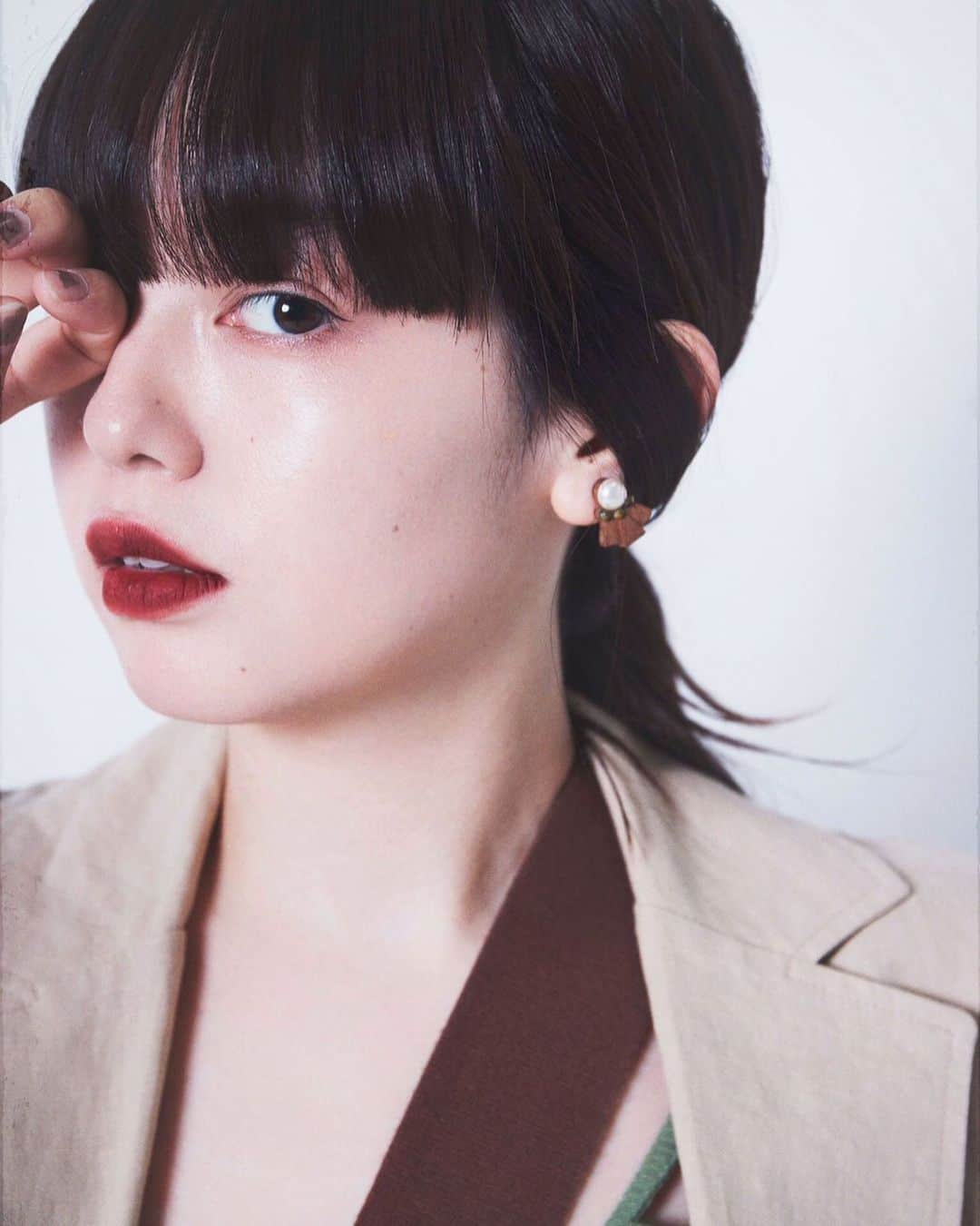 のインスタグラム：「またInstagramを放置してしまっていた、、 焦って自分の写真をあさる→これはSPRiNGの撮影で、全身だからネイル剥がれてるけどまあいいやと向かったら、カメラマンさんに趣味でアップも撮らせてと言われ、すっかり忘れて手を入れてしまったけど、、ばっちり剥がれてる！という写真  使用コスメはわかるものだけ、 base/ @femmue_japan のクッションファンデ lip/  @3ce_official のTAUPE eyeshadow&high light/ @mmmcosmetics_official  このとき気づいてなかったけど今見ると太ってる。笑 けど自分の写真あまりないから載せる🥺」