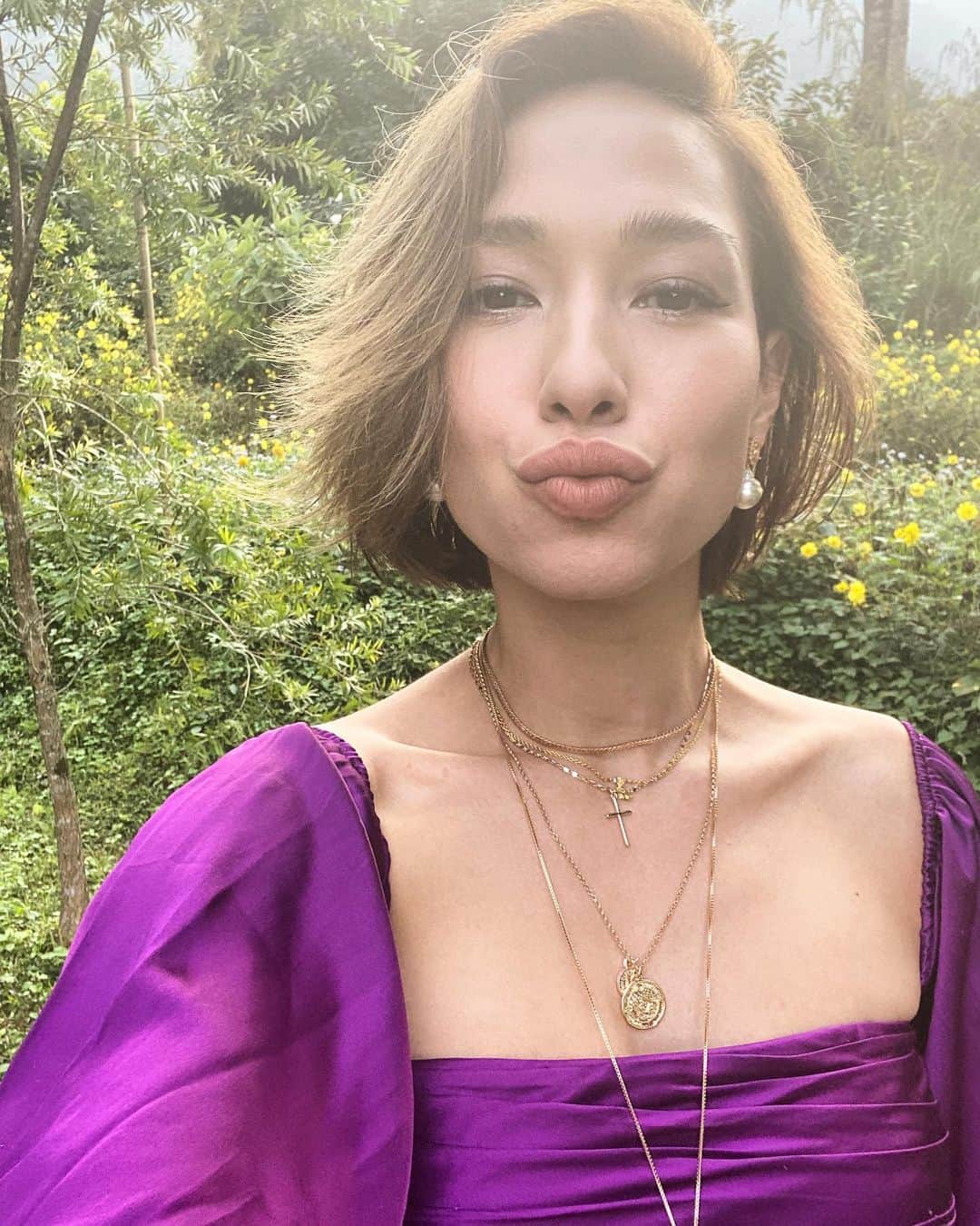 Livさんのインスタグラム写真 - (LivInstagram)「💋 feeling skintastic after regular yellow laser sessions. Ask @drcalvinchan for more information if you have red, acne, or rosacea prone skin. Posting from Nepal in eco-friendly label @amurofficial for #teamswitaj wedding celebrations 💋xx」11月9日 19時37分 - livlogolding