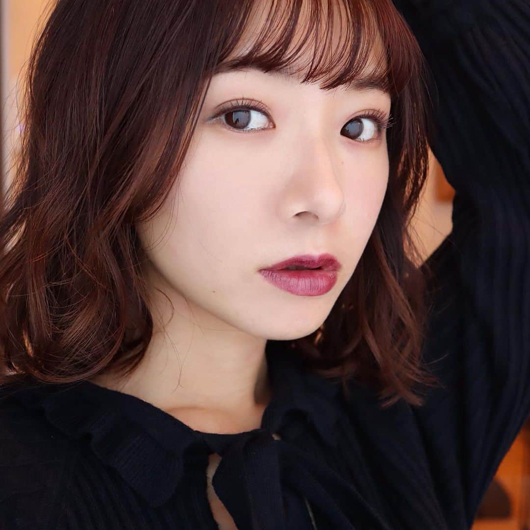 西川瑞希（みずきてぃ）さんのインスタグラム写真 - (西川瑞希（みずきてぃ）Instagram)「today's makeup...🌙安定、好きな色味勢ぞろい❤︎❤︎❤︎ . 【アイシャドウ】 @ba_red_polaofficial #ポーラ B.A カラーズアイパウダー 8 (上まぶたにピンクを薄っすらのせたら、目尻から真ん中に向かってアンティークゴールドを上から重ね付け❤︎マットピンクの女性らしさと、ラメゴールドのシックな雰囲気で深みのあるオトナな目元に//) . 【リップ】 @uzu_byflowfushi #ウズ 38°C/99°F リップスティック -4 (プラムカラー//薄めから濃いめまで好きな濃さにしやすいテクスチャー❤︎密着力しっかりだけど塗り心地は滑らかで嬉しい) . 【マスカラ) @excelmake #サナエクセル ロング＆カラード ラッシュ LC02 クランベリー (カラーマスカラ塗ると抜け感がでて一気にオシャレ顔に❤︎ブラウンシャドーに合わせても可愛いし、、この色本当に使いやすい//) . #mizukitotalbeauty #makeup #秋メイク #冬メイク #アイシャドウ #リップ #カラーマスカラ」11月9日 19時30分 - mizuki_nishikawa_