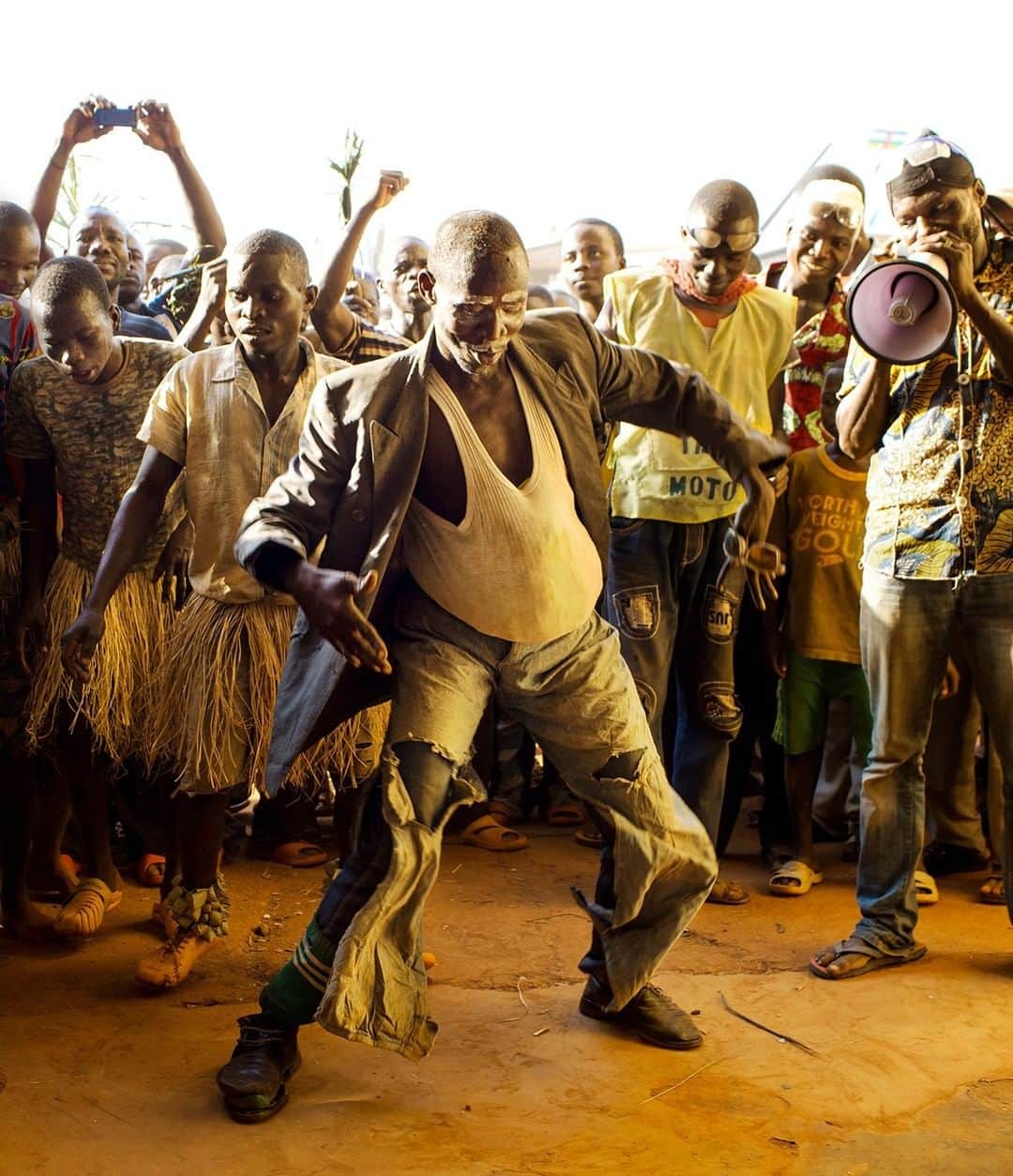 のインスタグラム：「Photo by William Daniels @williamodaniels | A clown dressed as a pregnant woman dances in Bangassou, Central African Republic, as part of the festivities during the presidential election campaign—an event celebrated all over the country with music, dance, and performances. After the initial post-election hope and euphoria, the country soon sunk back into chaos. It has been affected by sectarian violence and a humanitarian crisis since 2013. Follow me on @williamodaniels for more human stories around the world.」
