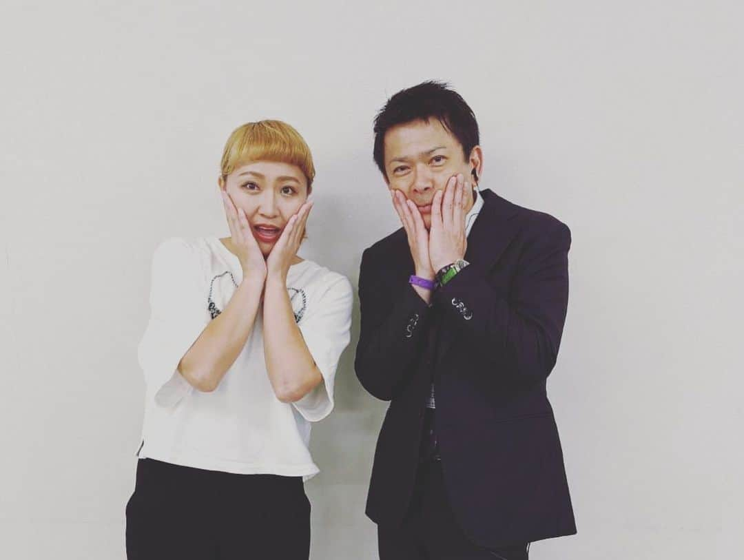 丸山桂里奈さんのインスタグラム写真 - (丸山桂里奈Instagram)「本日、イオンモール伊丹でイベントがありました😳‼️トークショーからのミニサッカーゲームからのトークショーで3部でした♫ とても楽しくとにかくハッスルハッスルな時間でしたし、見に来ていただいたお客様に感謝感謝です🙋‍♂️📣本当にありがとうございました。 イオンモール伊丹店さま、ソフトバンクさま、株式会社パルフェさま、そしてスタッフ関係者のみなさま、ありがとうございました😃 そしてMCはメッセンジャー黒田さんのお兄様の黒田さんでした‼︎ はじめましてではありましが、とにかく目を閉じたら同じというくらいほぼ黒田さんで笑えました😊👋 たくさんリードしていただき、ありがとうございました‼︎‼︎‼︎‼︎‼︎‼︎‼︎また11月30日のイオンつくばのイベントが同じなので、ぜひみなさま黒田さん兄を見に来てください笑笑🙆‍♀️‼️ みなさんに支えていただいて、毎日楽しくいることができてます👏👏👏また明日も頑張る活力を会う人会う人にいただき、背中をバシバシ押されています。みえるようなみえないようなそんな力も全て吸収して、足首もしっかりめですよ😍🤭📣今から東京に帰ります。新幹線の人間たちの多さに、みんなが味方になってもらった気分で帰宅してます🚅  #イオンモール伊丹店 #ソフトバンクさま #株式会社パルフェさま #MC黒田さん #メッセンジャー黒田さんのお兄様 #血筋かっこいい #面白すぎて顎がないというくらい笑いました #伊丹に行くまでに私の住んでいたマンション発見 #大阪だいすき #たこやき食べたかった #おいしいエビフライ丼いただきました #沢山の皆さまありがとうございました #あー楽しかった #また明日も笑顔でいます #携帯変えようかな #ソフトバンクに #いい意味で #インスタバエ」11月9日 19時38分 - karinamaruyama