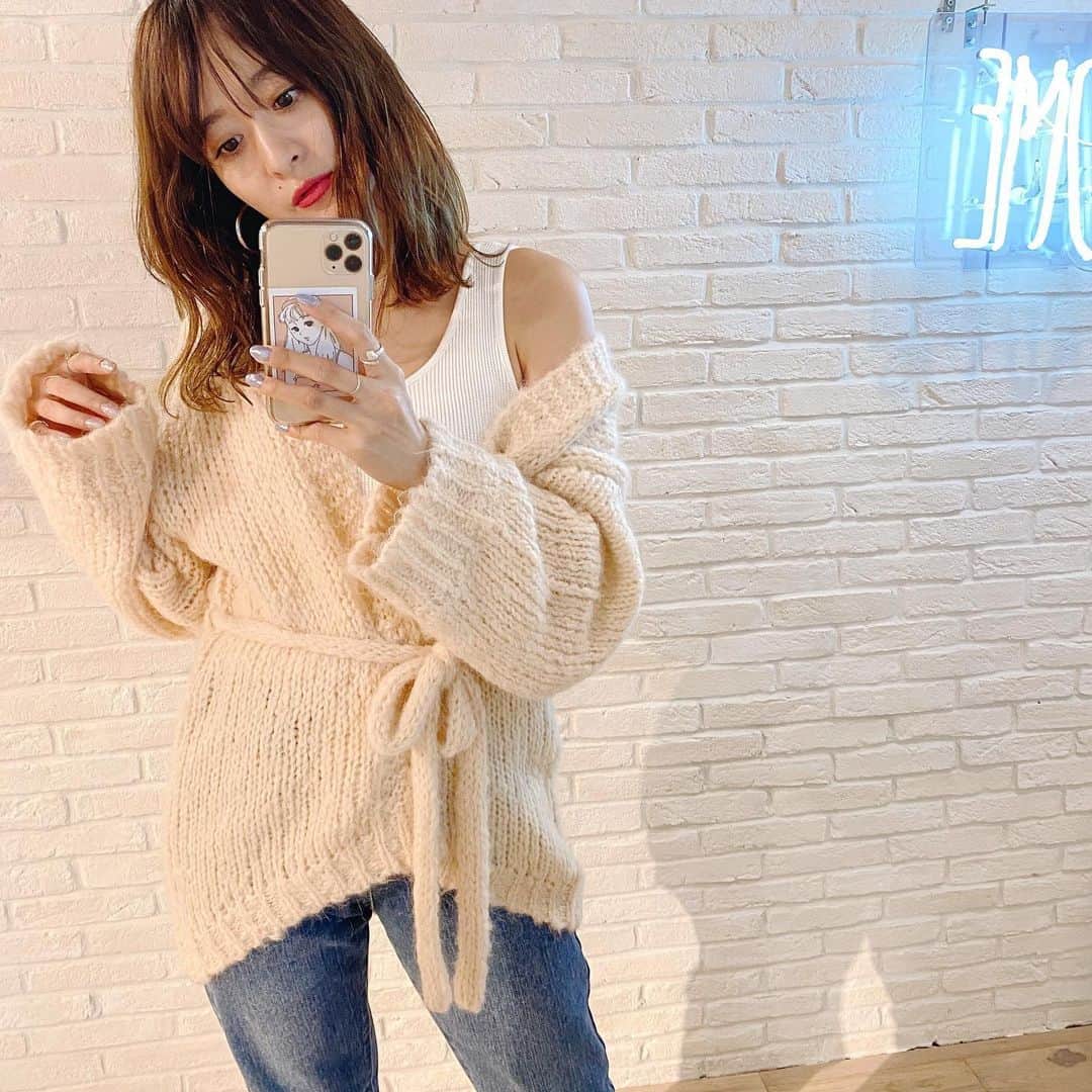 のインスタグラム：「@rosary.moon ニット最強説🍑 ピンクのリップとか塗っちゃって💕今からカムジャタン作るよ〜💕」