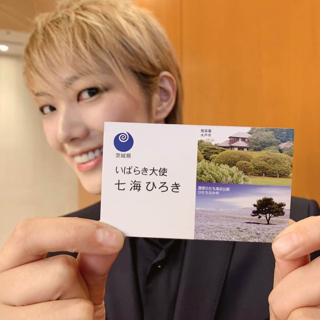 七海ひろきさんのインスタグラム写真 - (七海ひろきInstagram)「☆ 2019年11月8日金曜日。 茨城県知事、大井川和彦さんより委嘱状を頂き、168人目の「いばらき大使」に就任させて頂きました。 とても光栄に思っております。 ちなみに、紺色のスーツは、茨城のシンボルカラー、いばらきブルーを思い選びました！！ そして、その後、いばらき大使就任のご報告の為、水戸市役所に伺いました。高橋市長からのお祝いのお言葉とても嬉しかったです。母校の水戸二高にもご挨拶に行きました！！ . 茨城県は、私の大切な故郷。 緑豊かな自然。温かい人々。美しい景色や楽しめる場所も沢山あります。茨城県の素敵な所をどんどんPRし、多くの方に茨城県に来て頂けるよう精一杯努めます！！ そして、私自身も時間の許す限り茨城県に足を運び、もっともっと茨城県の事を知っていきたいと思います。 これからも宜しくお願いします。 . 追伸  帰りに水戸駅のお土産屋さんを歩いていたら、そちらのお店の店長さんにお祝いにと、水戸のお菓子を沢山頂きました。温かい茨城。よし、頑張るぞー！！ . #いばらき大使 #茨城県 #水戸市 #水戸第二高等学校」11月9日 19時43分 - hirokinanami773