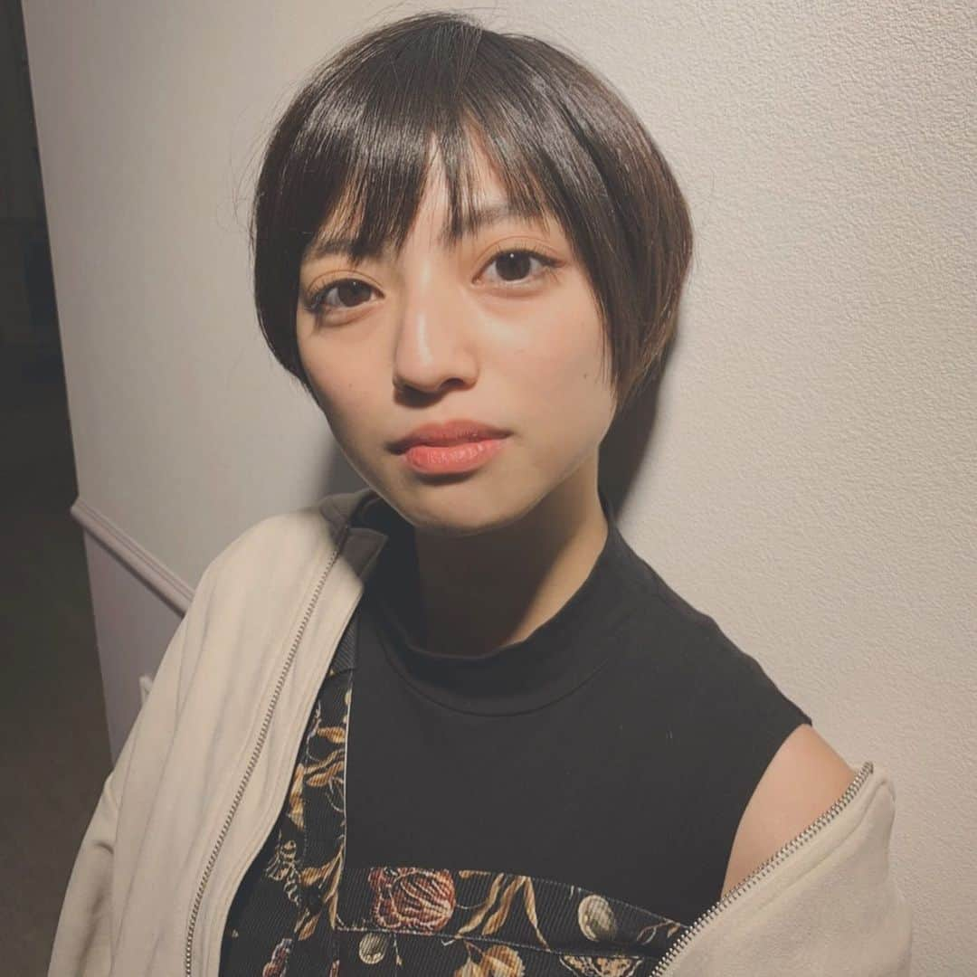 高見奈央さんのインスタグラム写真 - (高見奈央Instagram)「. . 髪切ってきたのだー！すっきり！ . あと人生初の マツエクしてみた！ メイクがめちゃくちゃ楽ちん✨ 嬉しい！ . #hair #hairstyle #shorthair  #salon #ショートヘア #ショートカット #ショートカット女子  #マツエク」11月9日 19時54分 - nao_takami1128