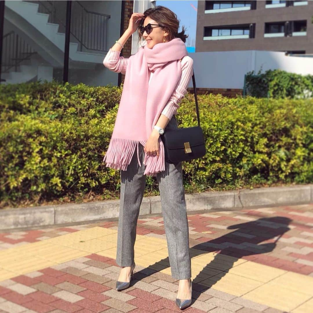 kiyomi medeirosさんのインスタグラム写真 - (kiyomi medeirosInstagram)「今日のお出掛け♡ * pink×gray💓💓🐭🐭 * 最近いつも使っているピンクストール💕💕もふもふであったかい😌 knit…#soimeme @ronhermanstore  pants…#jilsander stole… @asaucemeler  bag…#celine shoes…#manoloblahnik  sunglass…#ysl *  #fashion#outfit#instagood#instalike#instafashion#ootd#cordinate#style#ファッション#コーディネート#コーデ#ママコーデ#ピンク#グレー#sherbetpink」11月9日 19時48分 - kiyomimedeiros