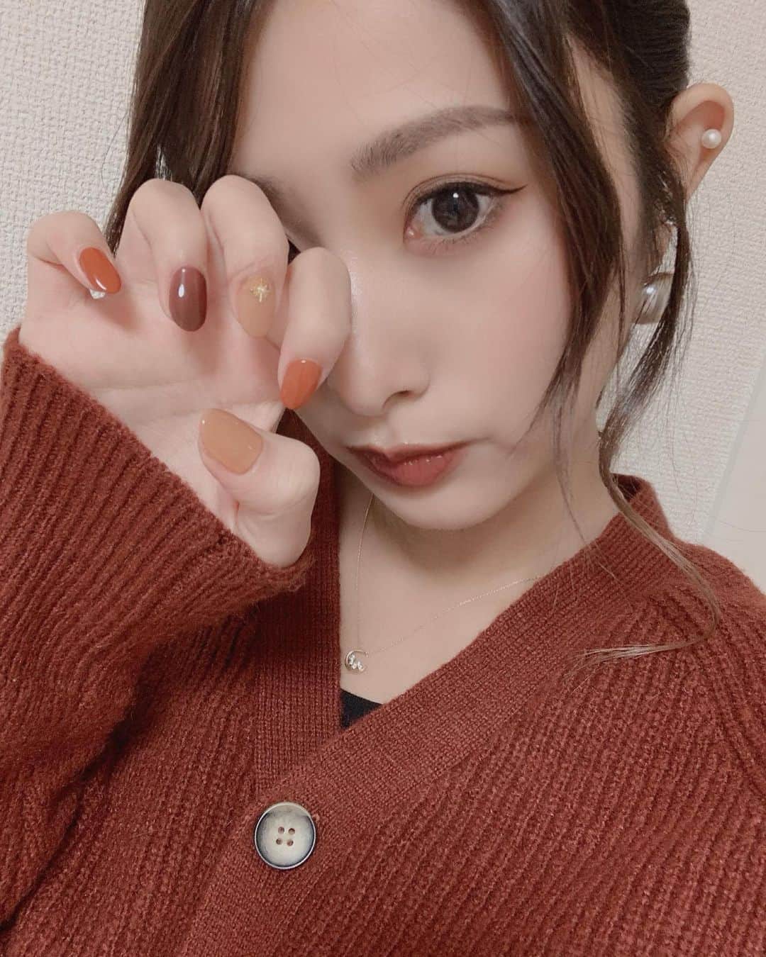 のインスタグラム：「3種類のブラウンネイルに🍂 . 見る度、可愛いぃいぃい🥰 ってなってる。 . 今年はとことんブラウンが 好みです🍁 . #ブラウンネイル #ブラウン #秋ネイル #brown #nail #ネイル #茶色 #autumn #autumnnails」