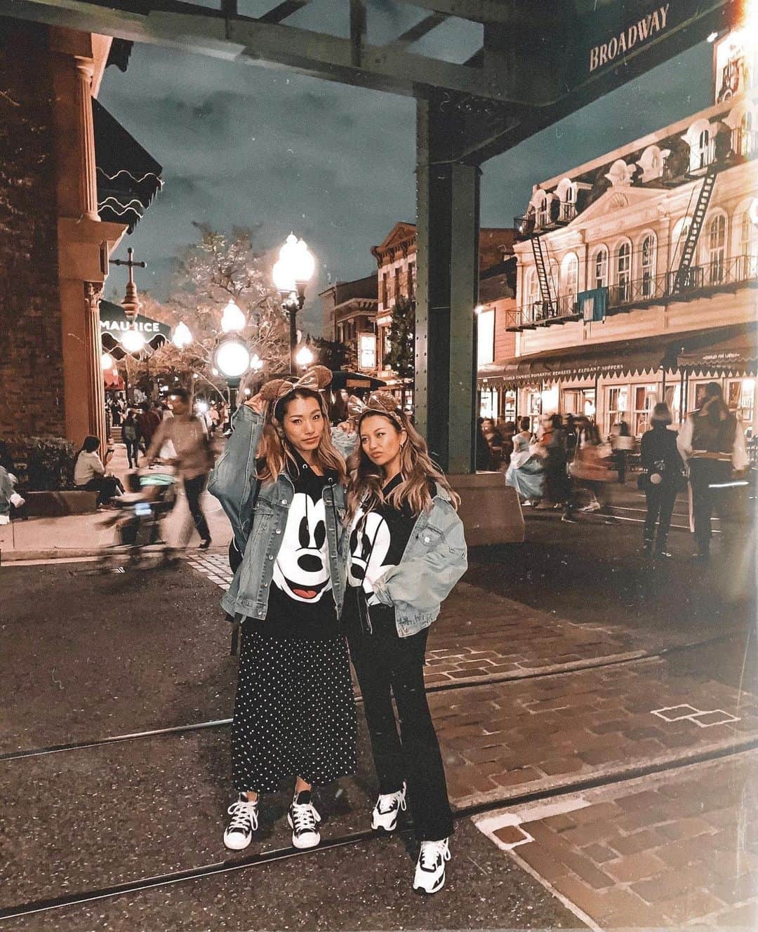 ✷kana✷のインスタグラム：「👻 . . めまぐるしい毎日だな〜、、 今年もあっとゆーまに終わりそう😭 寒くなると黒選びがち💭 . . #disneysea」