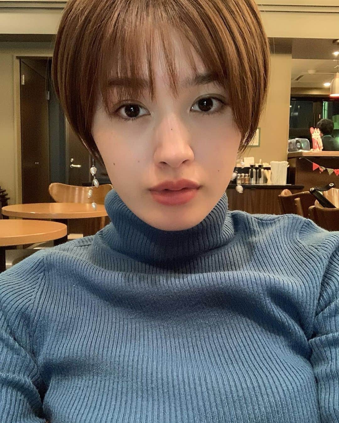 齋藤智奈美のインスタグラム：「____ 今月の #IKEカット ✌🏻 .  台風で予定してた日に行けなかったから 伸び伸びで、子犬1匹分くらい切りました笑笑 すっきり〜〜😂 .  カラーはピンク系にしてもらいました！ 正しくはピンクグレープフルーツ色🍊 . いつもありがとです〜💗 . _____ @hiromasaikeda  @anti_antiworld  @perm_anti  #ショートカット #背景はスタバです」