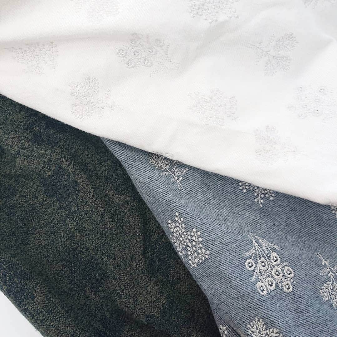 Samansa Mos2さんのインスタグラム写真 - (Samansa Mos2Instagram)「⠀ ⠀ ・・・TSUHARUbySamansaMos2・・・⠀ ・・・・・Winter collection・・・・・⠀ ⠀ ⠀ 柔らかい綿起毛素材にオリジナルの柄を総刺繍で施しました。⠀ オフ、チャコールは刺繍が同色なので上品に着こなせます。⠀ 前後着なので羽織でも着られるアイテムです。⠀ ⠀ ⠀ ・TSUHARU総刺繍前後着ワンピース⠀ ￥15,990+tax⠀ グレー/オフ/チャコール⠀ ・TSUHARUモヘア混カーデ（グレー）⠀ ￥8,990+tax⠀ ⠀ ⠀ ⠀ ⠀ #SamansaMos2 #SM2 #サマンサモスモス #TSUHARUbySamansaMos2 #tsuharu #ツハル #ファッション #fashion #ナチュラル #natural #カジュアル  #Casual #ガーリー #girly #styling  #ワンピース #ブラウス #スカート #ボトムス #新作 #newarrival #天然素材 #日本素材 #お出かけ #トレンド#trend」11月9日 20時06分 - samansamos2