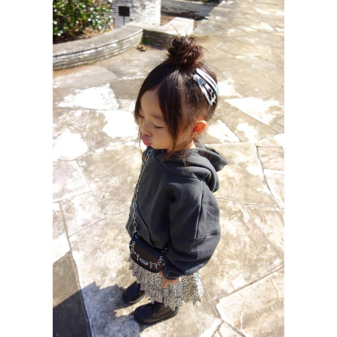 Saraさんのインスタグラム写真 - (SaraInstagram)「. coordinate♡ . だぼっとしたパーカーに レオパードのスカート🖤 . parka ▶︎ #devirock skirt ▶︎ #radchap  boots ▶︎ #branshes bag ▶︎ #stradivarius . #ootd #kids #kids_japan #kids_japan_ootd #kjp_ootd #kidsfahion #kidscode #kidsootd #kidswear #キッズコーデ #キッズファッション #パーカー #レオパード #モノトーンコーデ」11月9日 20時09分 - sarasara718