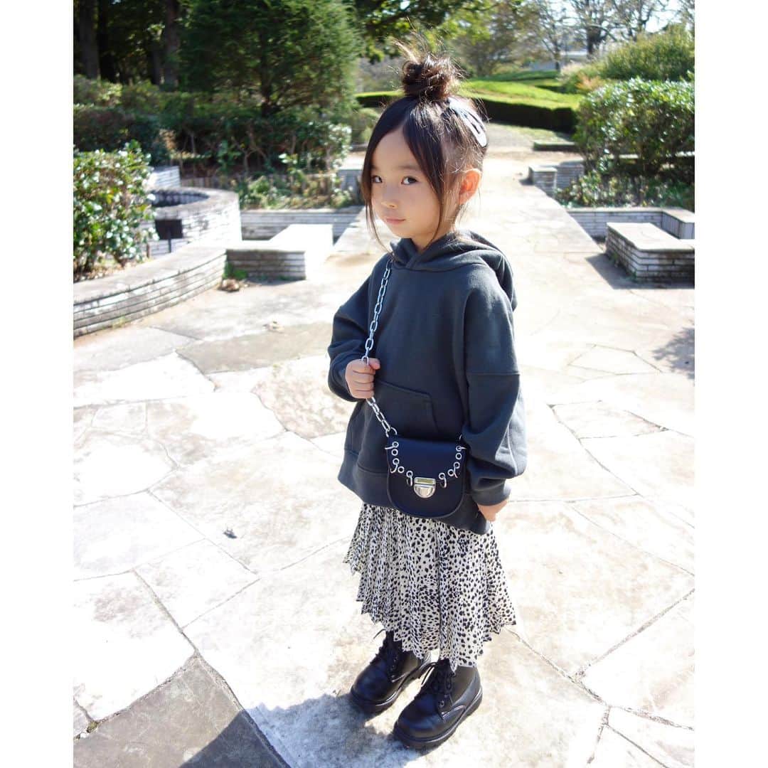 Saraさんのインスタグラム写真 - (SaraInstagram)「. coordinate♡ . だぼっとしたパーカーに レオパードのスカート🖤 . parka ▶︎ #devirock skirt ▶︎ #radchap  boots ▶︎ #branshes bag ▶︎ #stradivarius . #ootd #kids #kids_japan #kids_japan_ootd #kjp_ootd #kidsfahion #kidscode #kidsootd #kidswear #キッズコーデ #キッズファッション #パーカー #レオパード #モノトーンコーデ」11月9日 20時09分 - sarasara718