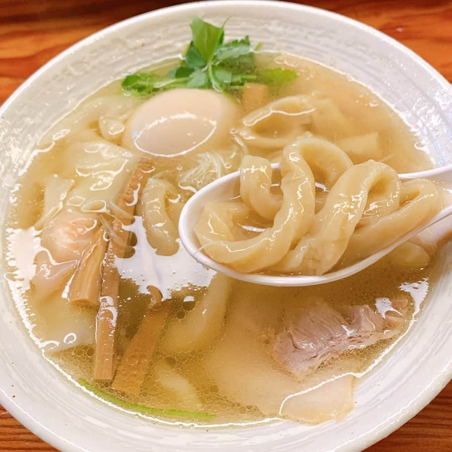 りょうくんグルメさんのインスタグラム写真 - (りょうくんグルメInstagram)「【下北沢　麺と未来】 ワンタン入りのもちもち太麺が楽しめるお店！ ㅤㅤㅤㅤㅤㅤㅤㅤㅤㅤㅤㅤㅤ 🏠#下北沢　#麺と未来 🚶‍♂️下北沢駅徒歩4分 📖特製塩ラーメン(¥1000)×2 ㅤㅤㅤㅤㅤㅤㅤㅤㅤㅤㅤㅤㅤ 麺は平たい太麺。 弾力がすごい。 表面とろりと中はぐにゅっと。 ㅤㅤㅤㅤㅤㅤㅤㅤㅤㅤㅤㅤㅤ スープが輝いてる。味もしょっぱすぎないし、塩ってとこもいいね。 最高の夜ご飯。ラーメンなのに全然罪悪感ない。 ㅤㅤㅤㅤㅤㅤㅤㅤㅤㅤㅤㅤㅤ ほんと新感覚 ラーメンとゆうかうどんの領域に片足つっこんでる 特製は海老わんたん、味玉、肉ましになってる。特にわんたん最強。 全部うまかったー  ㅤㅤㅤㅤㅤㅤㅤㅤㅤㅤㅤㅤㅤ 女友達は太麺噛むのめんどいって言ってたけどオレはガチ推し。  店内10席ほどカウンター。 男性多いかと思いきや女性お一人様のほうが多かった。 ㅤㅤㅤㅤㅤㅤㅤㅤㅤㅤㅤㅤㅤ 食べ終わった時満腹感そこまでなかったけど 時間経ってからお腹いっぱいになった〜。 ㅤㅤㅤㅤㅤㅤㅤㅤㅤㅤㅤㅤㅤ 食べログみたら月曜の昼だけは50杯限定って書いてあったから気をつけて〜 ㅤㅤㅤㅤㅤㅤㅤㅤㅤㅤㅤㅤㅤ  営業時間by食べログ [月] (2018年12月より) 11:30〜14:30 ※50杯限定 [火〜日] 11:30〜14:30/18:00〜21:00 日曜営業 ㅤㅤㅤㅤㅤㅤㅤㅤㅤㅤㅤㅤㅤ 住所 東京都世田谷区北沢3-25-1 シャトルヒエイ1F」11月9日 20時11分 - uryo1113