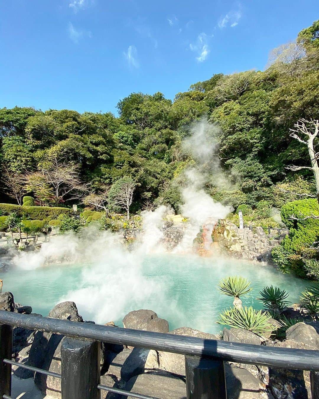 黒田真友香さんのインスタグラム写真 - (黒田真友香Instagram)「大分県に旅行に来てます〜🚢 別府に来てるんだけど、観光地がまとまってるから 巡りやすくていいね😍  今日#地獄めぐり　して、ランチにお寿司食べて、　#甘味茶屋　でお餅食べて、ホテルでゆっくりしてディナーっていう1日を過ごしました☺️ 明日は湯布院のほうに行こうかな〜と計画中！！ そこで疑問、湯布院と、由布院、どう違うんだろう？😵笑  #血の池地獄 #海地獄　#大分旅行　#別府旅行　#別府グルメ　#大分グルメ」11月9日 20時17分 - kurodamayukaxx