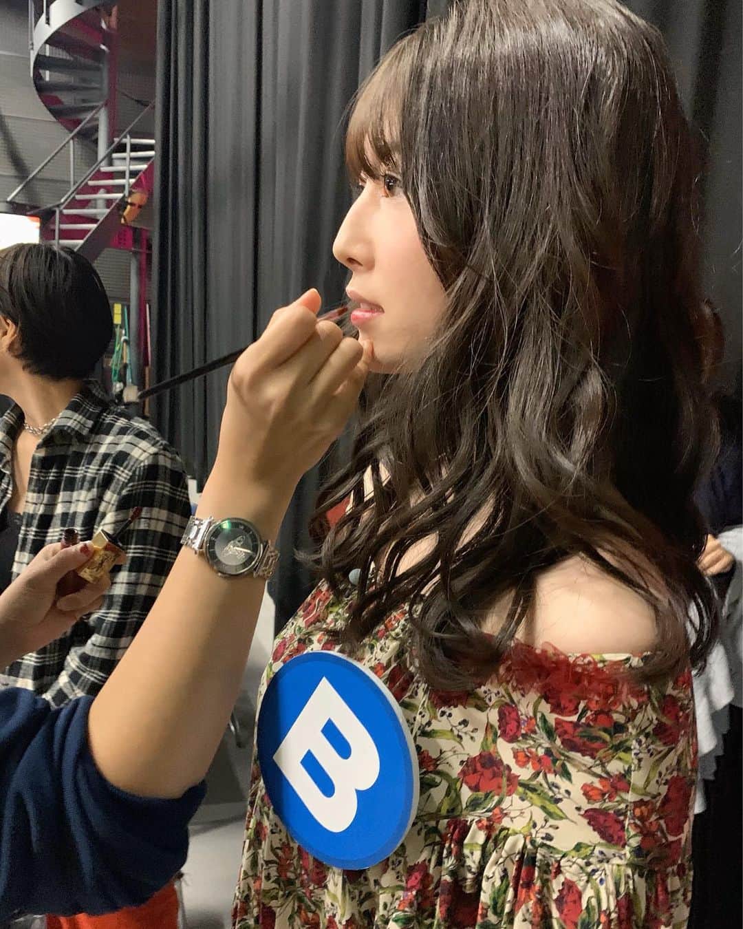 日下部美愛のインスタグラム：「🥀 メイクさんにリップ塗ってもらってるところを、 マネージャーさんが撮ってた写真なんだけど、 髪色可愛くない？？色落ち可愛すぎる🥱 無表情すぎるけど🥱 . . #photo #japan #model #me #hair #fashion #makeup #selfie #followme #instagood #camera #instadaily #dailylook #selfie #한국 #맞팔 #사진 #데일리 #데일리룩 #인스타사진 #인스타그램 #일본인 #패션 #패션스타그램」