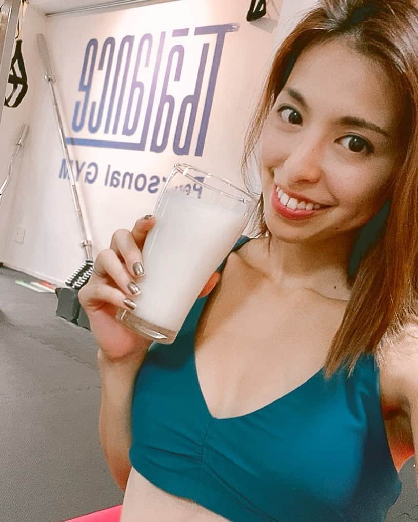 高橋菜摘のインスタグラム：「😂♡💯 もーーー最高な気分です。 子供たちの体調が優れなかった10月。 息子、娘交互に風邪やら何やら 何かしら看病してた気がする🤣 最終的に自分のとこに来たときは この終わりのない風邪のループはいつまで ・・って感じだったけど 無事にみんな治って行ってきました🙋‍♀️ 約2ヶ月ぶりの @t.balance !!! 久しぶりでワクワクソワソワ。 何故か体重が減っていたいう謎の現象。 看病疲れかな？笑 それにしても翌日のこの筋肉痛… 最高😂💓 @takuishida_  信頼なるトレーナー！ いつもありがとう！ . 可愛いグリーンのwearは @roxyjapan だよー♡ ジムにもヨガにもランニングにも なんでも使えるし着心地いいから 普段着の下にも着てたりする！ . . . そして！！！ お得なキャンペーンのお知らせ！ 11月に入会で藤沢店限定！ 20名様、入会金無料♡ 更に1ヶ月分のコース料金無料(4.6.8回コース) 入会金と1ヶ月分無料ってお得すぎる。 周りのママ友にも教えてあげよっと！」