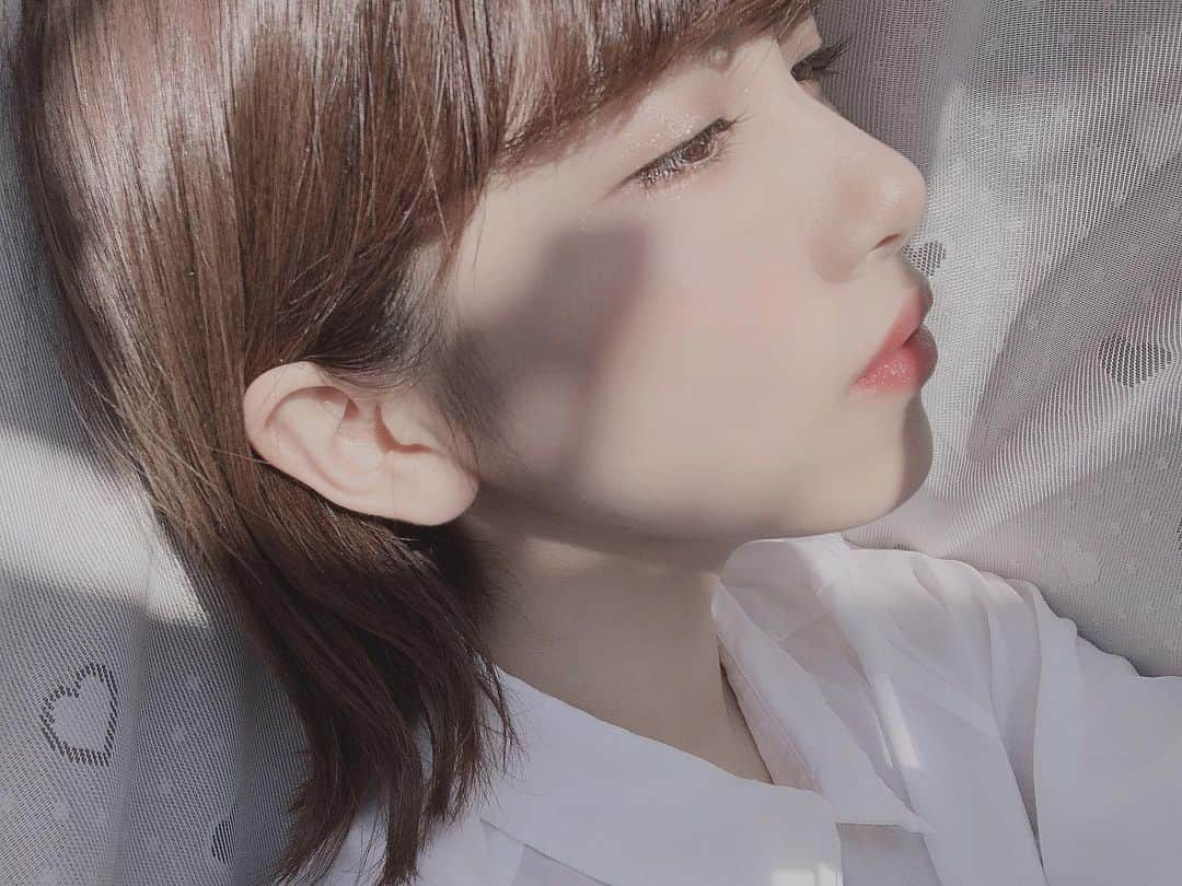 百合香（yurika）のインスタグラム：「バイト姿  #バイト #makeup #憂鬱 #横顔 #太陽光」