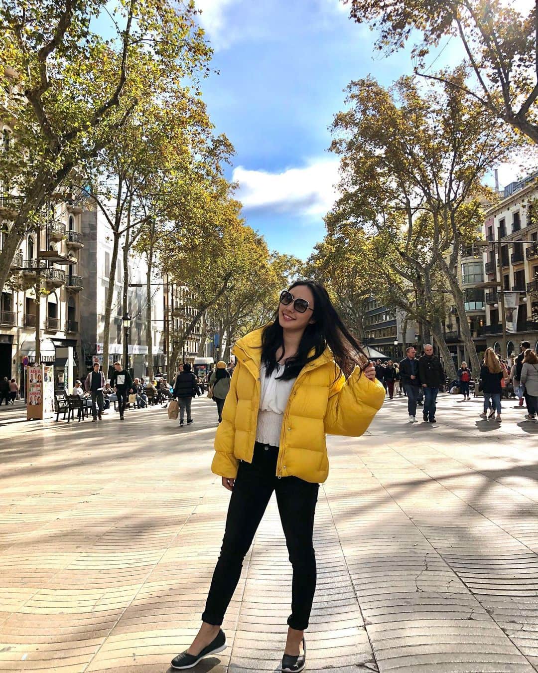 里彩さんのインスタグラム写真 - (里彩Instagram)「💛 毎日お天気に恵まれて、歩くだけで気持ちいい☺️ スペインは思ったより冷え込んでいて 急遽アウターを探したら とっても好みなダウンに出会えました💭💕 寒いの苦手なんだけど このダウンのおかげで何とか乗り越える😂💪 #spain #barcelona #lasramblas  #スペイン #バルセロナ #ランブラス通り」11月9日 20時23分 - risa_gram611