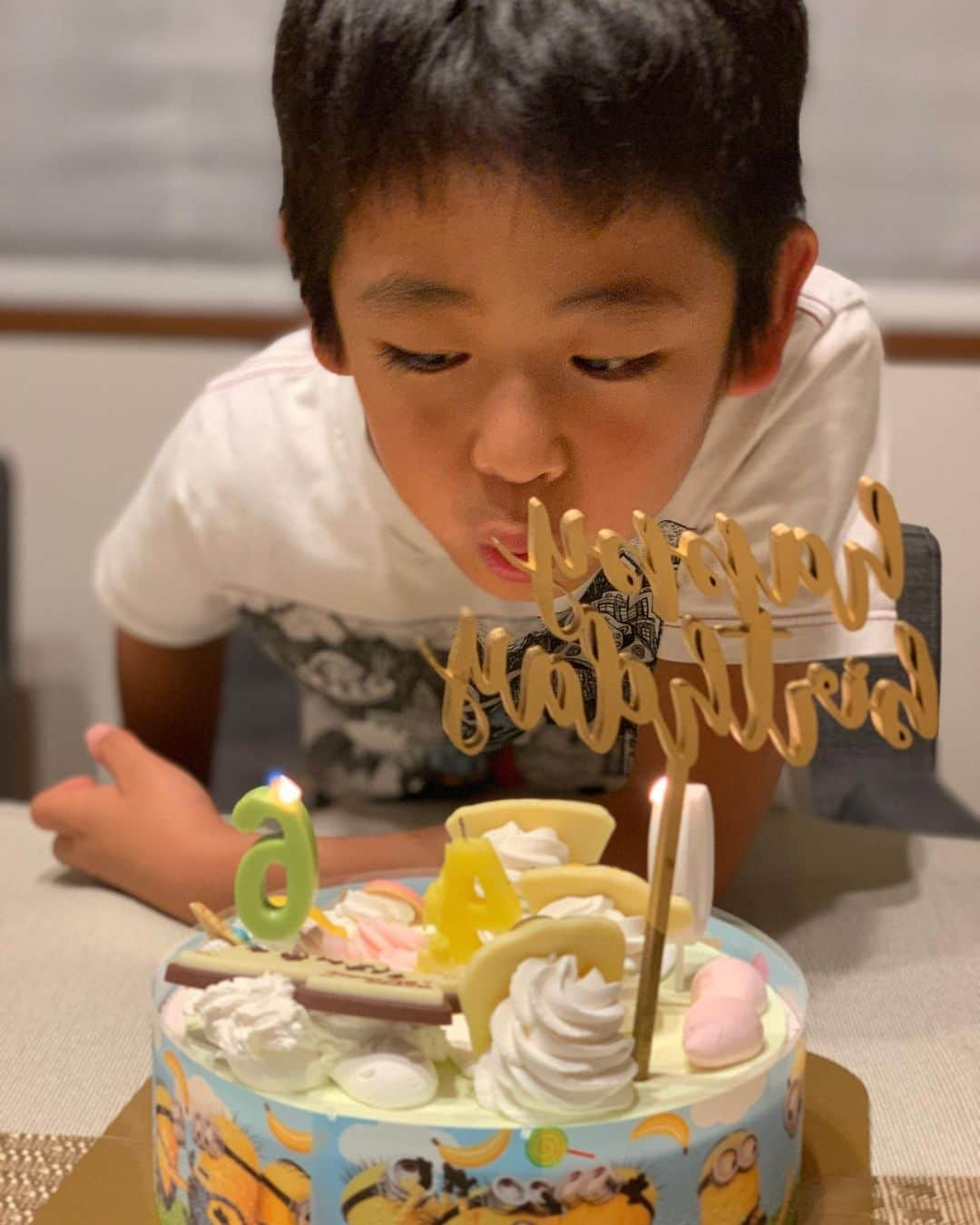 森上亜希子さんのインスタグラム写真 - (森上亜希子Instagram)「明日がお誕生日の息子くん。 今日は私の両親と前祝い。笑 ケーキは本人希望の31のアイスケーキ🎂 ロウソクは私の失態で8が家にあると思ってたら無くて、大慌てで家にあるロウソクかき集めて640歳。 ごめ〜ん🙏 明日で8歳かぁ！早いなぁ！  #お誕生日 #おめでとう #お家ディナー #8歳 #男の子 #ロウソク #かき集め #失態 #ごめんね #tennis #テニス」11月9日 20時24分 - akiko_morigami