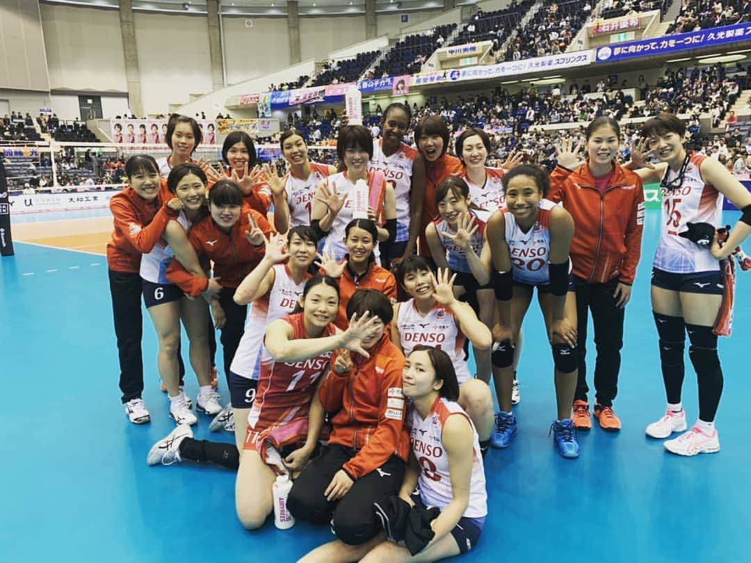 鍋谷友理枝のインスタグラム：「. 2019.11.9 . . ５勝目❗ 今日もたくさんのご声援ありがとうございました✨ 明日もみんなで頑張ります😁❤ . 嵐さん今日も素晴らしかったですね☺️ . . . #デンソーエアリービーズ  #エアリービーズ  #vリーグはバレーだよ  #デンソー  #嵐」