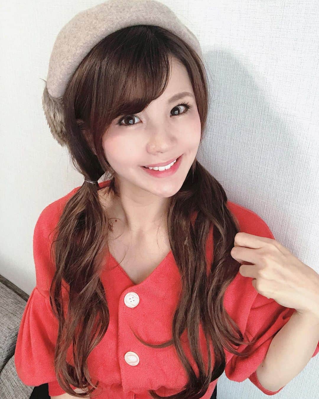 のインスタグラム：「😉✨ ・ 久々の #ツインテール 💗 コスプレしてた時ぶり？！🙄 ・ #エクステエクスル で 簡単にイメチェン🙌💕 どうでしょーか？💦 ・ 帽子はいつも愛用してる #14plus @14plusjp のです💗 ・ #extexsuru #エクステ #黒髪ロング #仮装 #ハロウィン #ハロウィーン #コスプレ #ハロウィン仮装 #ｄハロ仮装 #ヘアアレンジ #ウイッグ #monipla #celeblissta_fan #帽子好き　#まあみコーデ」