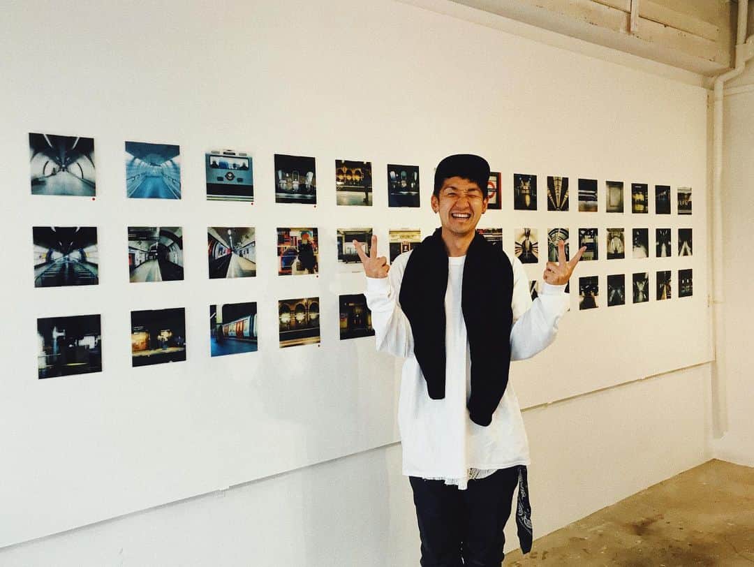 田中裕介のインスタグラム：「せっちゃんこと、Setsuya Kurotakiの個展「MIND THE GAP」に行ってきた。せっちゃんらしいコンセプトでアートディレクションも細かい所までしっかり考えられていて凄く良かった。田端のWISH LESS galleryにて。 せっちゃん、本当にありがとう！！」