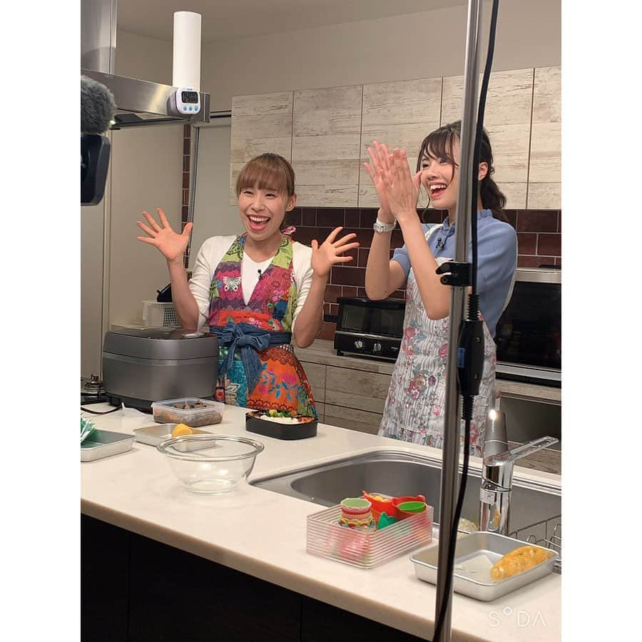 加藤里奈（カトリーナ）さんのインスタグラム写真 - (加藤里奈（カトリーナ）Instagram)「🍱🍱🍱 NHK『ウイークエンド中部』 カトリーナのトレンド探偵は、 行楽シーズン到来で弁当のトレンド🔎 調査テーマは「なぜ人気？“地味弁”」でした🕵️‍♀️ * みきママさんに出演して頂きました🍳 ロケ楽し過ぎた〜😆❤️❤️ めちゃくちゃ素敵な人柄で大ファンになった！！ * そして、「さけの西京漬け焼き風弁当」🍱 これなら私でも作れた🔰 簡単時短レシピさすがでした〜👏 NHKウイークエンド中部のHPに 撮影秘話とレシピ載っています🙆‍♀️ ぜひご覧下さい💻 * そして、「カトリーナのおもしろ検定」は 寒くなってきたので「紅茶検定」でした☕️ ‪練習問題どうでしたか👩‍🏫？？ * 観て下さった方、ありがとうございました🙏 いかがでしたか！？ *‬ ‪ロケ衣装上下は @nostalgia_jp ／@nostalgia_cenpa でした🙆‍♀️ * * #NHK #衣装 #アラサーコーデ #スカートコーデ #今日の服 #ヘアアレンジ #コーディネート #アナウンサー #フリーアナウンサー #資格 #資格取得 #資格勉強 ‪#フレアスカート #大人の勉強垢 #紅茶#ノスジョ#弁当 #弁当女子 #弁当男子 #弁当記録 #旦那弁当 #時短料理 #秋コーデ #名古屋  #地味弁 #紅茶検定 #みきママ #地味弁当 #時短レシピ #お弁当」11月9日 20時40分 - rinakatoktriiina