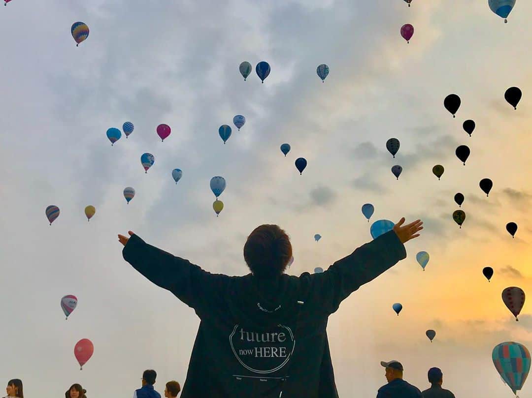 大倉士門さんのインスタグラム写真 - (大倉士門Instagram)「． さぁ、三回に渡って投稿してしもてるけどほんまに感動した気球フェスティバル。ミニオンとかのやつもあったよ！！ 来年も必ず行きたい。 そんな思いを込めて、 俺の夢も空高く飛躍しますように。 と、そんなポーズ🥰 #バルーンフェスタ  #バルーンフェスタ佐賀」11月9日 20時42分 - shimonsmile